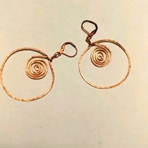 Brass hoop earrings w swirl 🍥 design